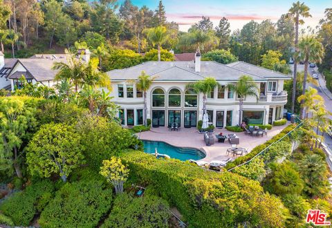 Photo of 12145 Summit Court, Beverly Hills, CA 90210 (MLS # 26672693)