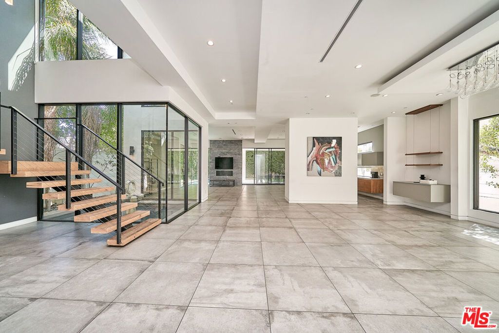 Photo of 458 S Mansfield Avenue, Los Angeles, CA 90036 (MLS # 25591719)