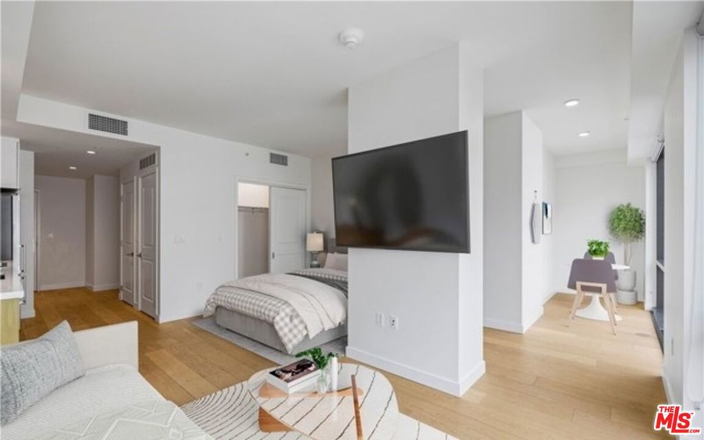 400 S Broadway 917