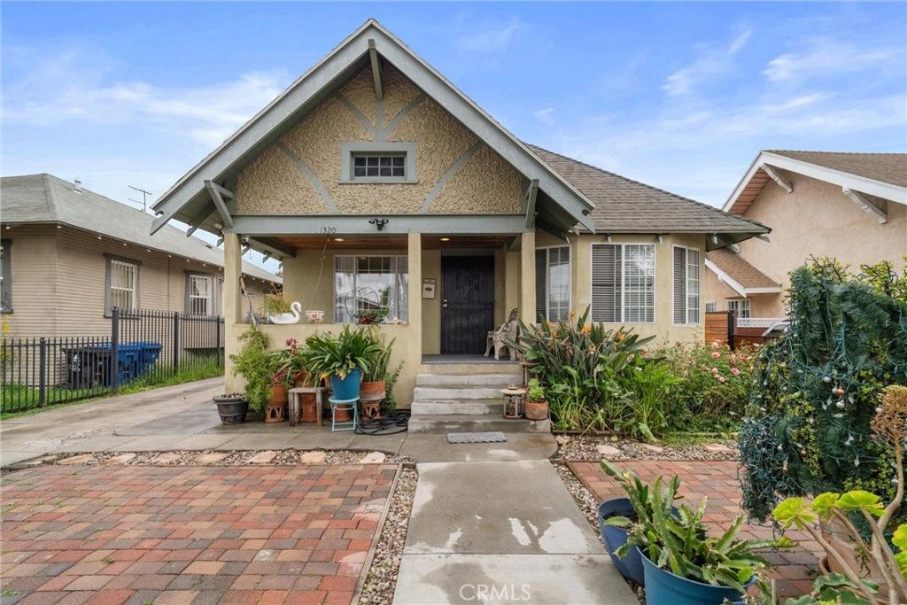 Photo of 1320 W 50th Street, Los Angeles, CA 90037 (MLS # SR26003930)