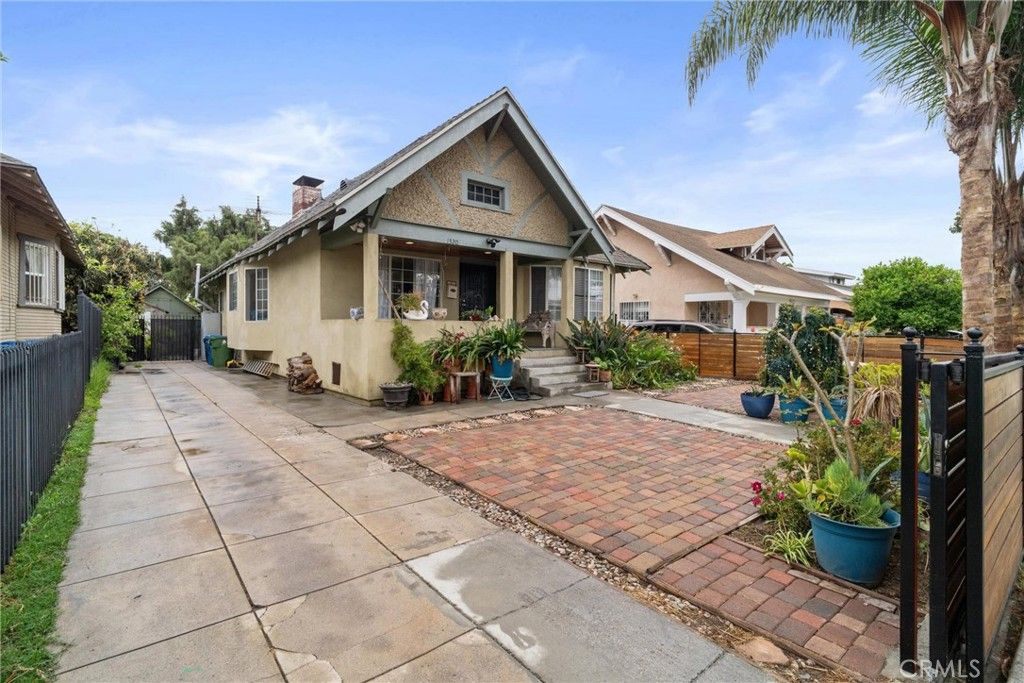 Photo of 1320 W 50th Street, Los Angeles, CA 90037 (MLS # SR26003930)