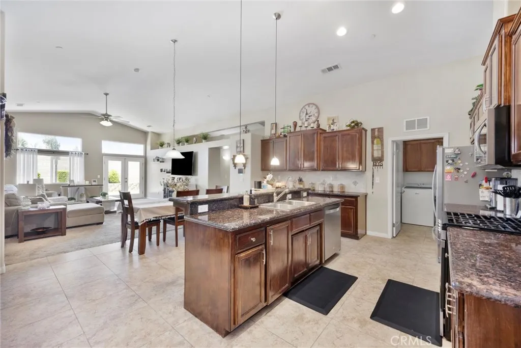 Bakersfield, California 93311, United States, 4 Bedrooms Bedrooms, ,2 BathroomsBathrooms,Residential,Active,161295