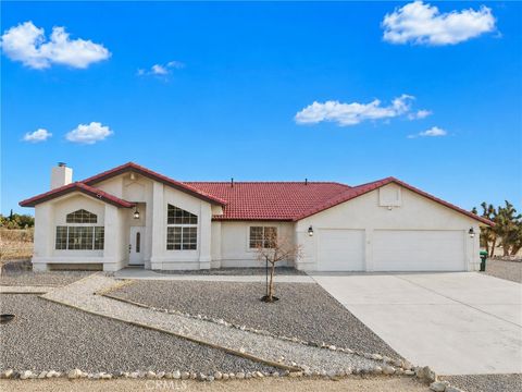 Photo of 776 Del Rosa RD, Pinon Hills, CA 92372 (MLS # HD26142788)