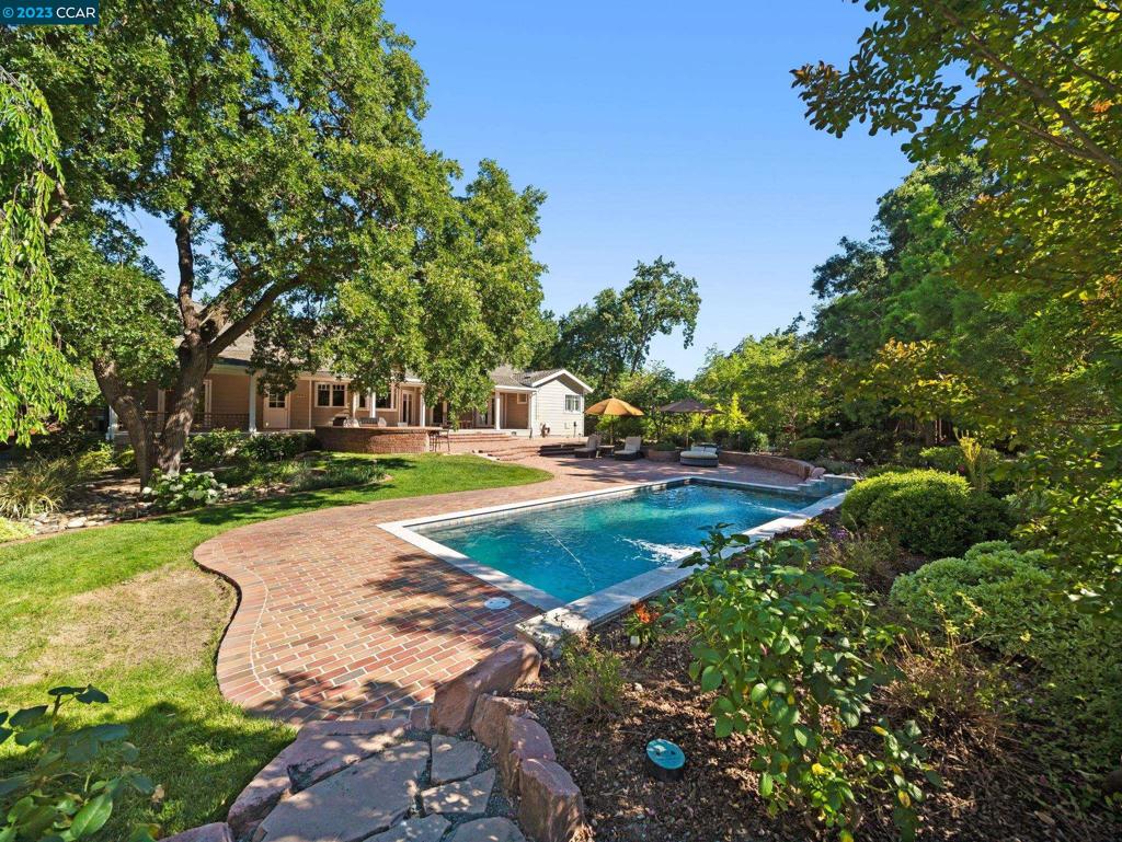 ALAMO OAKS - Residential