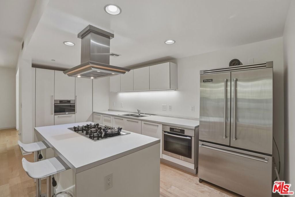 825 N Kings Road 1