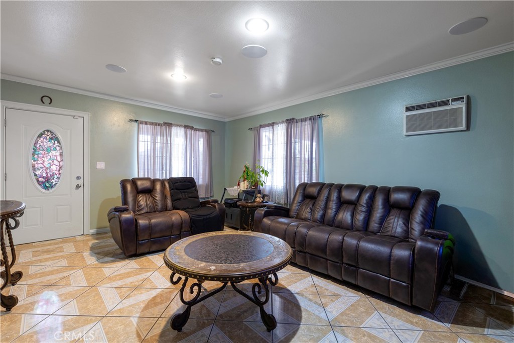 1843 Cerritos Avenue