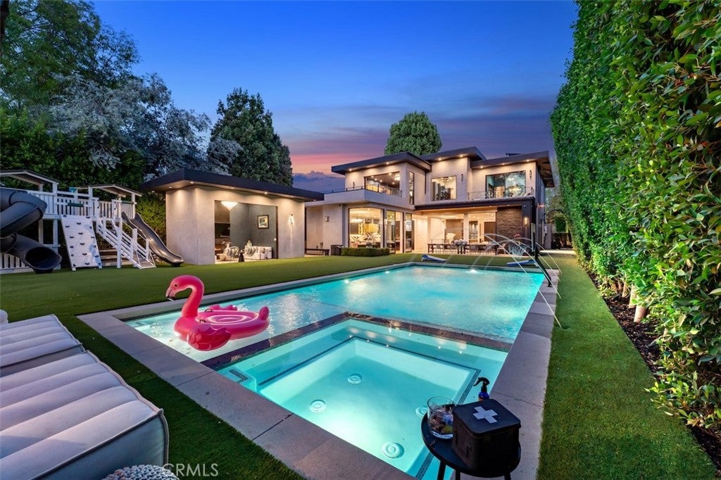 Photo of 5301 Amestoy Avenue, Encino, CA 91316 (MLS # SR26219114)