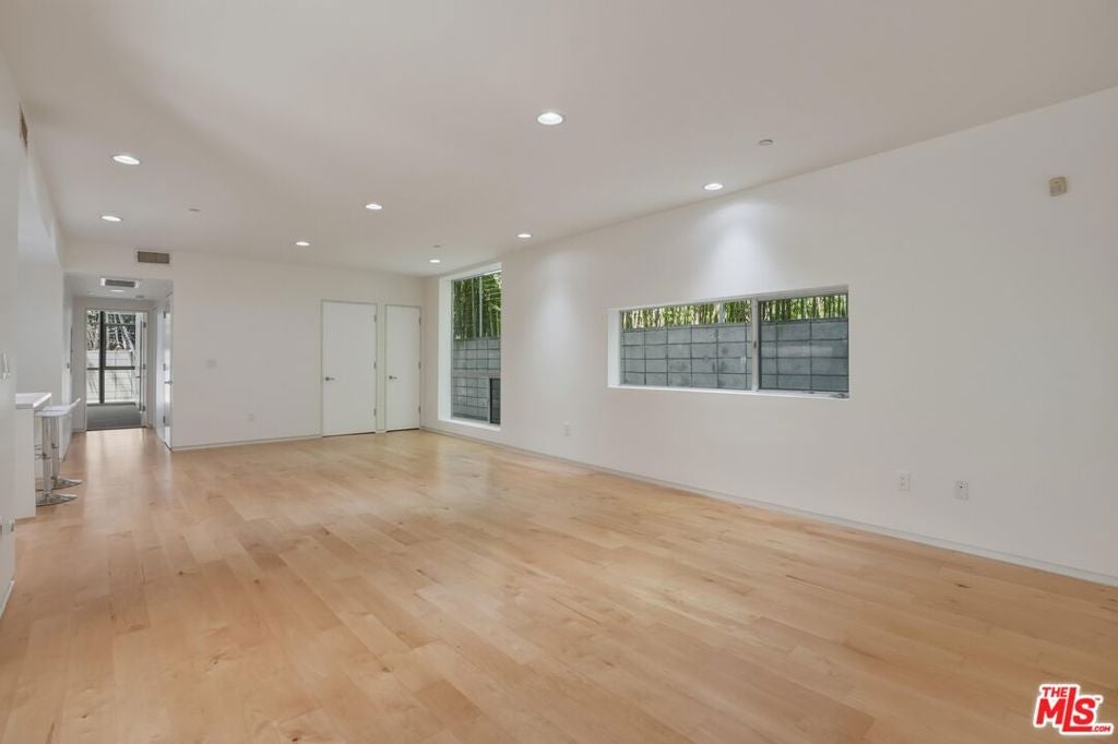 825 N Kings Road 1