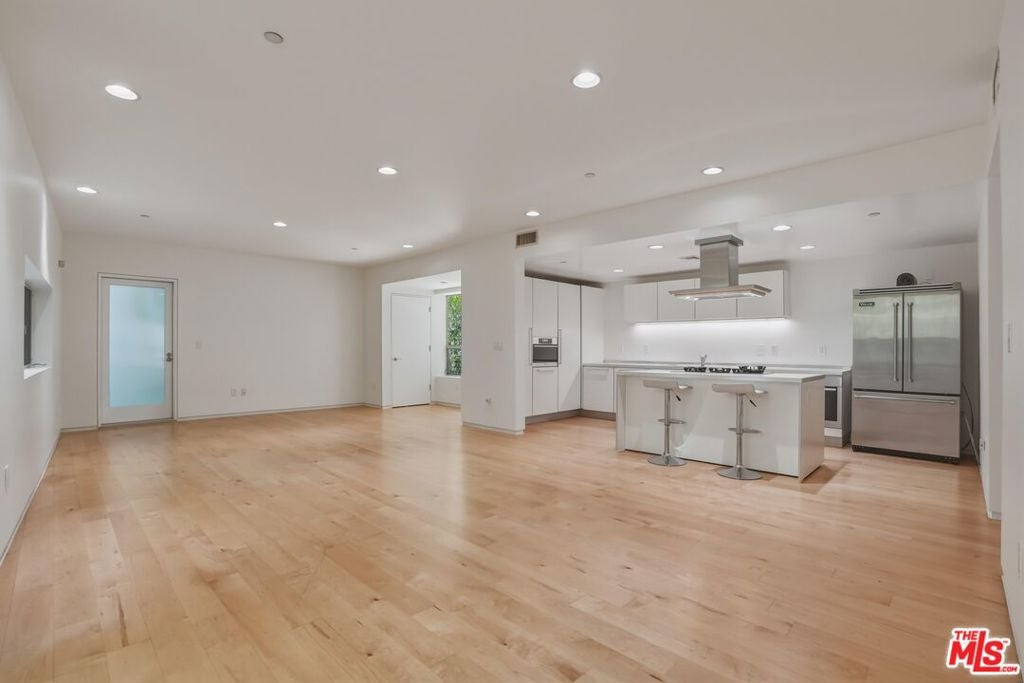 825 N Kings Road 1