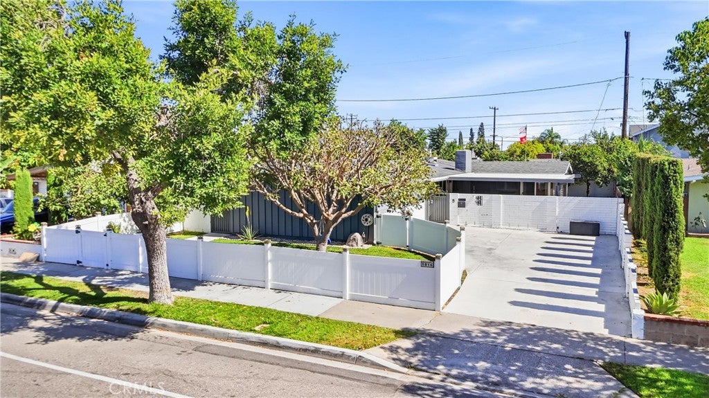 1816 E Santa Ana