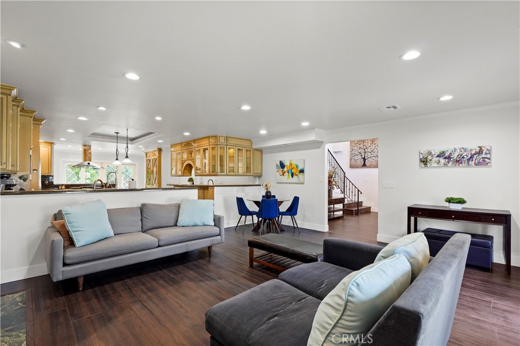 Properties 4 7425 Vanalden Avenue