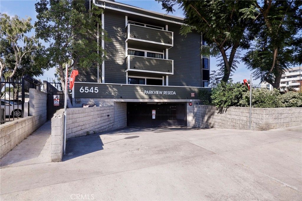 Photo of 6545 Reseda Blvd #19, Reseda, CA 91335 (MLS # SR25236744)