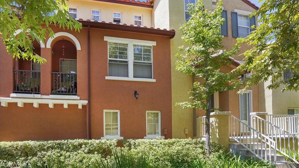Beautiful Tri-Level Valencia Townhome with Dual Master Suites and Community Pool
Welcome to this charming 2-bedroom, 2.5-bathroom tri-level townhome located in the highly desirable Village Park community in Valencia, just off Copperhill Drive and McBean Parkway. This home offers 1,484 sq. ft. of living space, a 2-car attached garage, and a thoughtfully designed layout perfect for comfortable living.
As you enter, you are greeted by a spacious living room featuring a cozy fireplace and direct access to a private front patio, ideal for enjoying your morning coffee or relaxing in the fresh air. The mid-level features a dedicated dining area with elegant lighting, while the kitchen boasts ample cabinet space, tile countertops, and appliances, including a refrigerator, microwave, dishwasher and gas stove. The breakfast bar offers additional seating, making it a great spot for casual meals.
Upstairs, you’ll find a versatile oversized landing area — perfect for a home office, study nook, or homework station. The dual master bedrooms each feature their own private bathroom, providing privacy and convenience. The primary suite includes a large closet and a spacious bathroom, while the secondary master suite also has its own full bath.
Surrounded by mature trees and well-maintained landscaping, this community offers a pool, jacuzzi, and scenic walking paths, creating a serene environment to come home to.
With its prime location, comfortable floor plan, and fantastic community amenities, this home is a rare rental opportunity in Valencia.
Key Features:
2 Bedrooms, 2.5 Bathrooms, 1,484 sq. ft.
Tri-level floor plan with dual master suites
Cozy living room with fireplace
Private front patio
2-car attached garage with direct access
Community pool & jacuzzi
Oversized landing with flexible workspace area
Located near shopping, restaurants, and freeway access
This home combines functionality, style, and convenience in one beautiful package. Don’t miss out on the chance to make it yours!