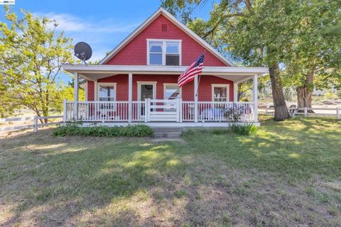Photo of 452 US Hwy 395, Milford, CA 96121 (MLS # 41139492)