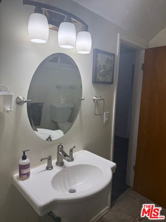 Main image without alt text