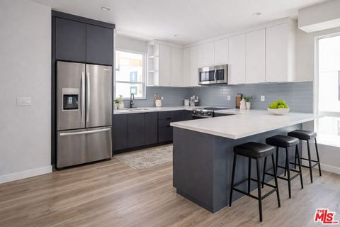 Photo of 6702 Balboa Boulevard #1, Van Nuys, CA 91406 (MLS # 26702331)