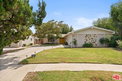 Photo of 18914 Malden Street, Los Angeles, CA 91324 (MLS # 26875981)
