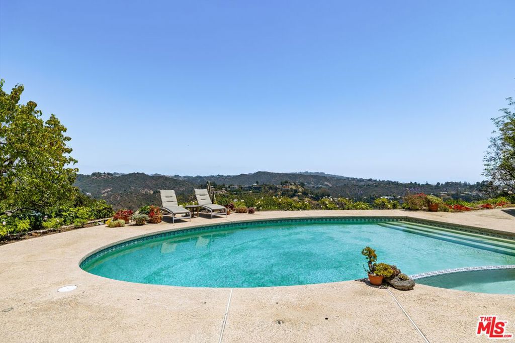 1612 Stradella Road