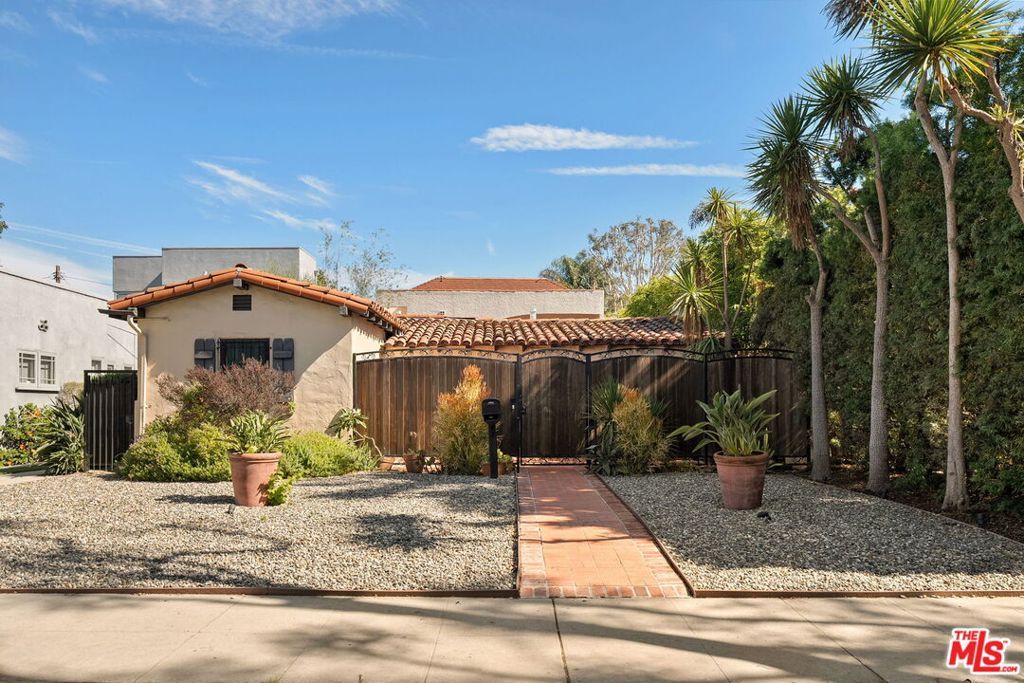 Photo of 2124 Glyndon Avenue, Venice, CA 90291 (MLS # 25607473)