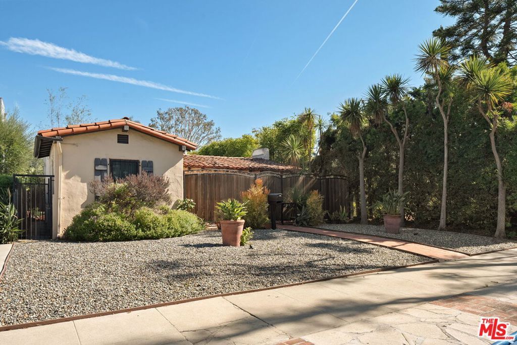 Photo of 2124 Glyndon Avenue, Venice, CA 90291 (MLS # 25607473)