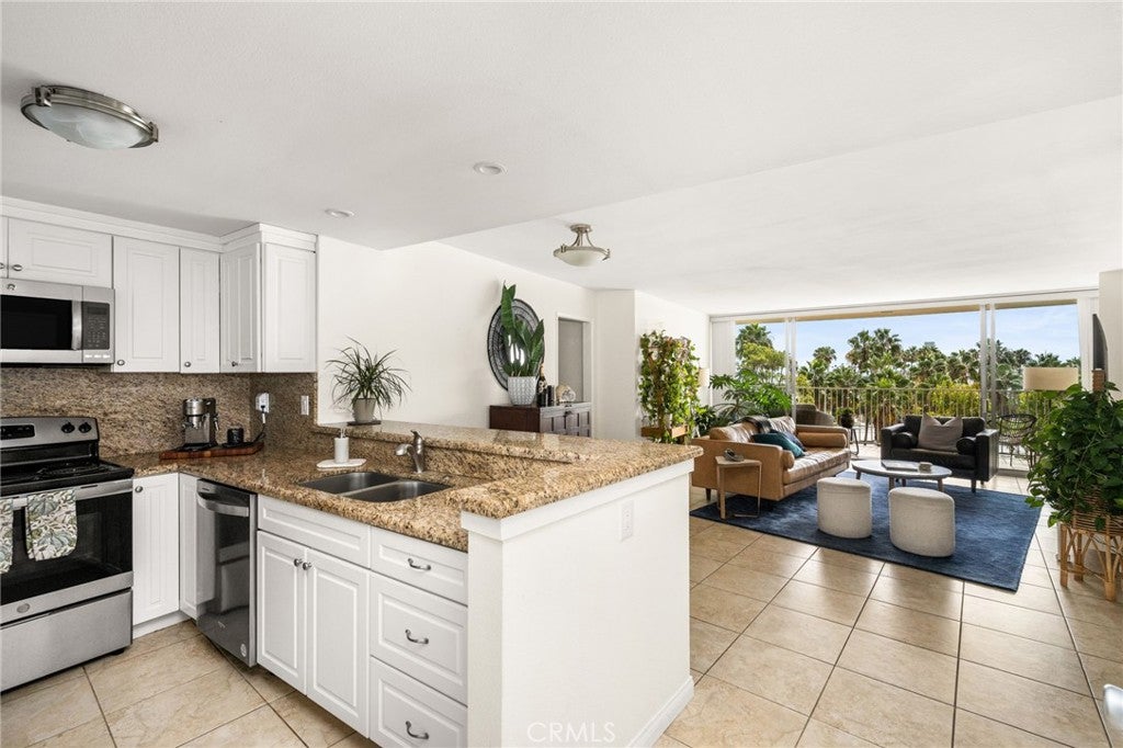700 E Ocean 706