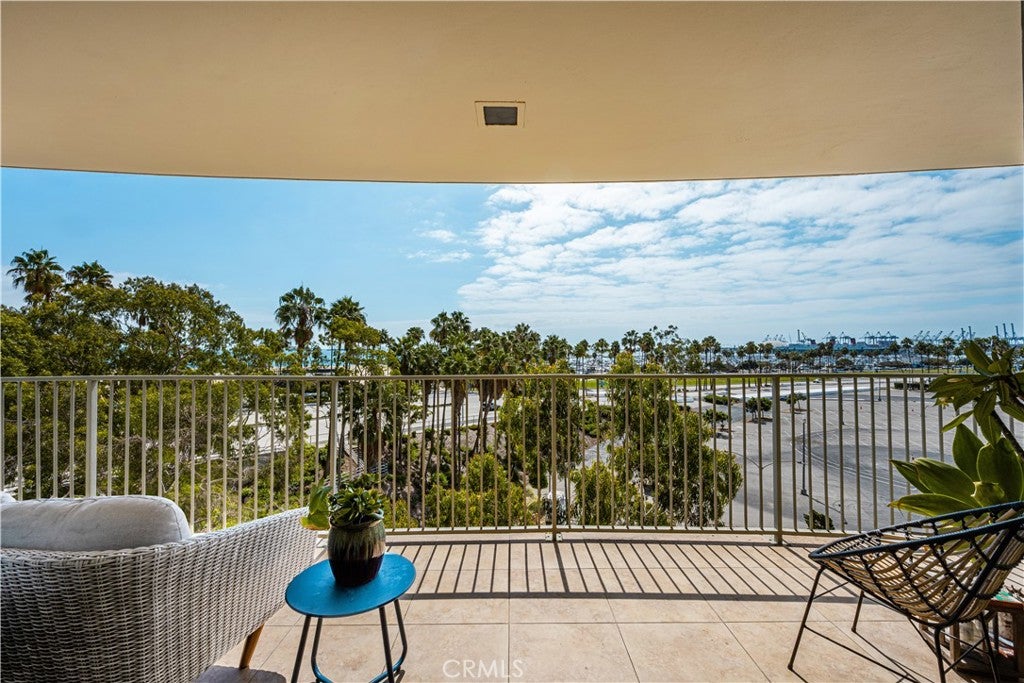 700 E Ocean 706
