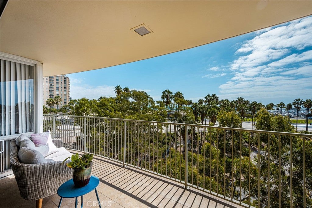 700 E Ocean 706