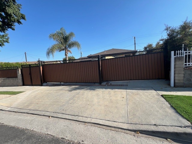 Welcome to this adorable, brand-new 2-bedroom, 1.5-bath ADU tucked away in the charming neighborhood of Sylmar, also known as Lakeview Terrace. Enjoy your own private entrance leading into a dedicated parking area, designed with privacy in mind. The parking space can also double as a cozy patio for outdoor relaxation. A convenient laundry area is located just outside the unit. This clean and cozy home comes with the added bonus of utilities included in the monthly rent—a rare find! Located near local schools and Kagel Canyon Park, you’ll enjoy both convenience and natural surroundings.