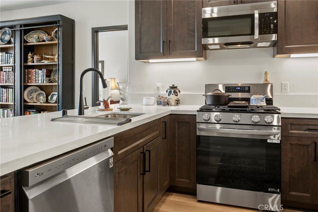 402 W Grand Ave 401