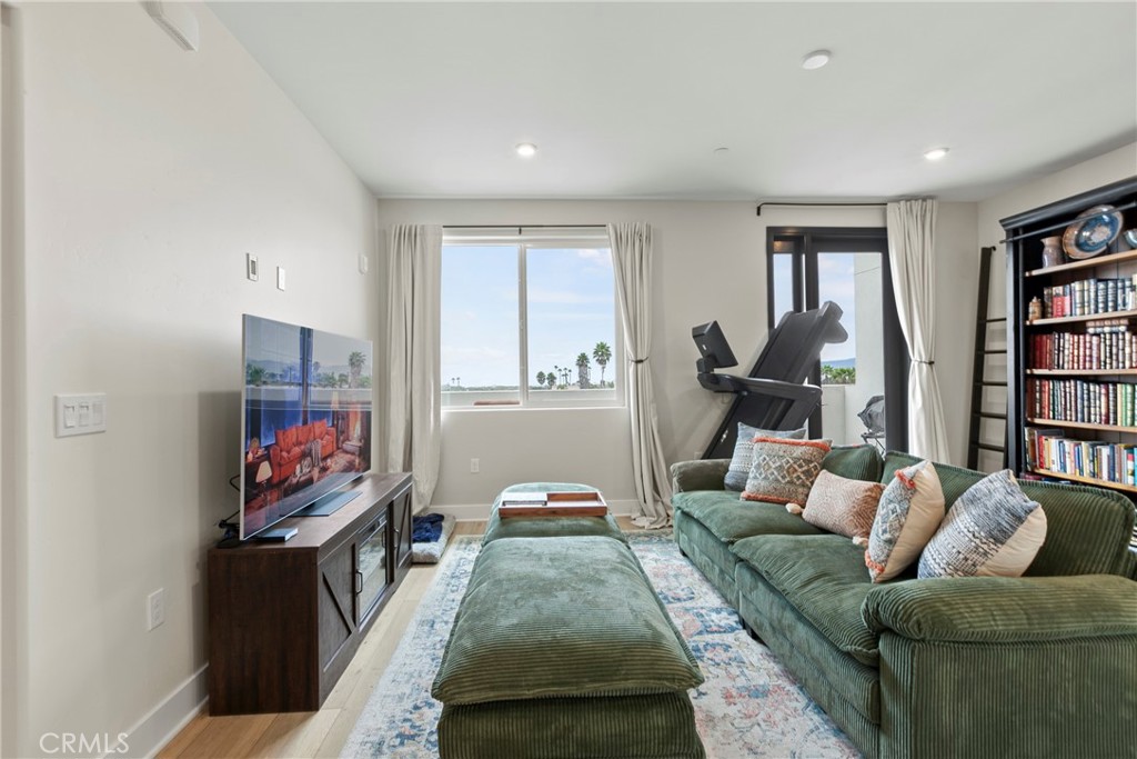 402 W Grand Ave 401