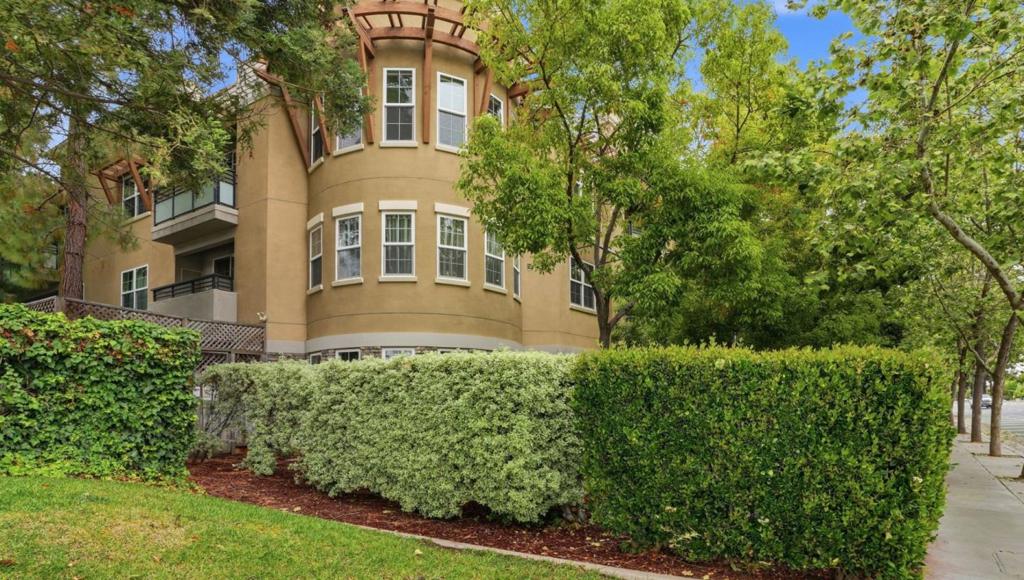 4388 El Camino Real 309