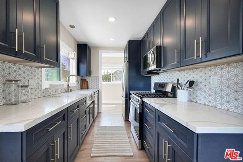 Photo of 5726 Los Angeles St, Emeryville, CA 94608 (MLS # 26658929)