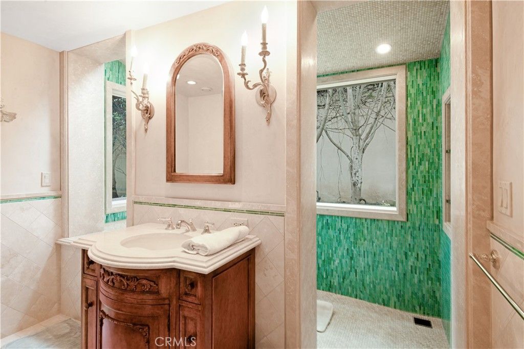 listing image 130724013486445397376