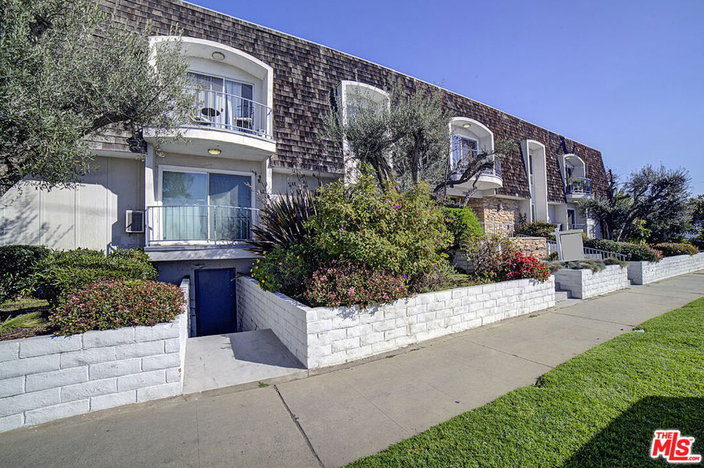 A great central ground floor location on Sawtelle Blvd with plenty of restaurants and supermarkets within walking distance. Security coded entry plus secured gated parking for 2 cars. The condo offers a large family area with an open kitchen all upgraded and remodeled. Two bedrooms both full bathrooms & plenty of storage space.