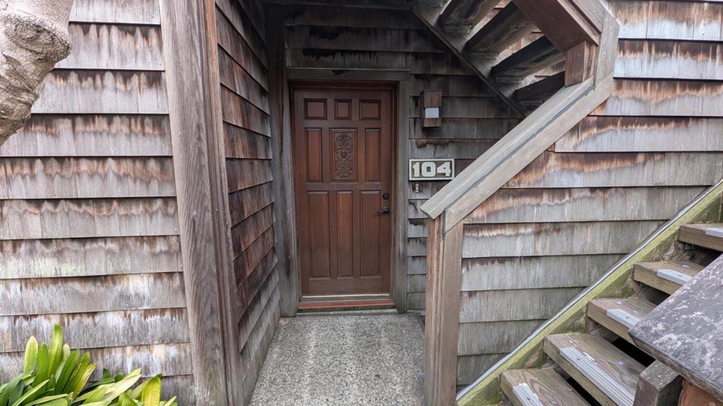 461 Dela Vina Avenue 104