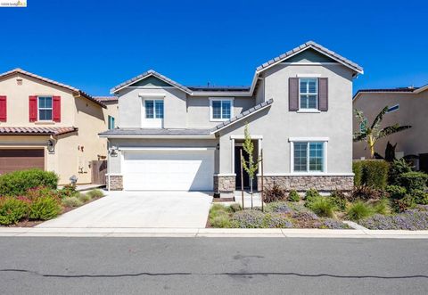 Photo of 5591 Saddle Rock Ln Ln, Antioch, CA 94531 (MLS # 41129445)