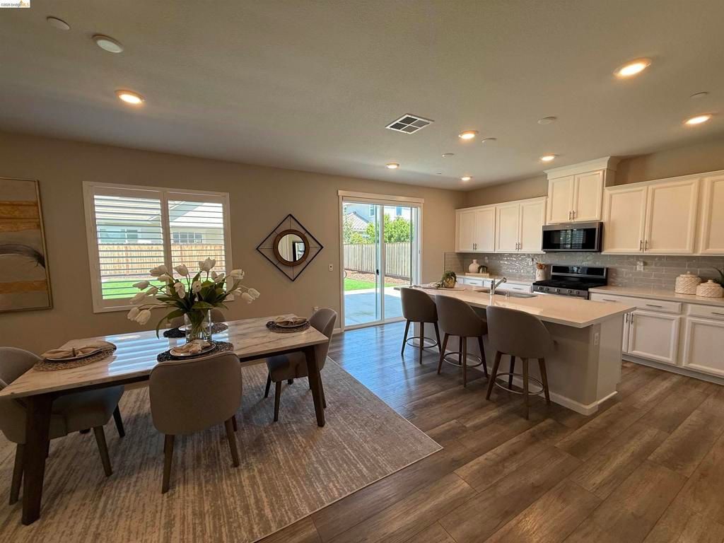 Photo of 5591 Saddle Rock Ln Ln, Antioch, CA 94531 (MLS # 41129445)