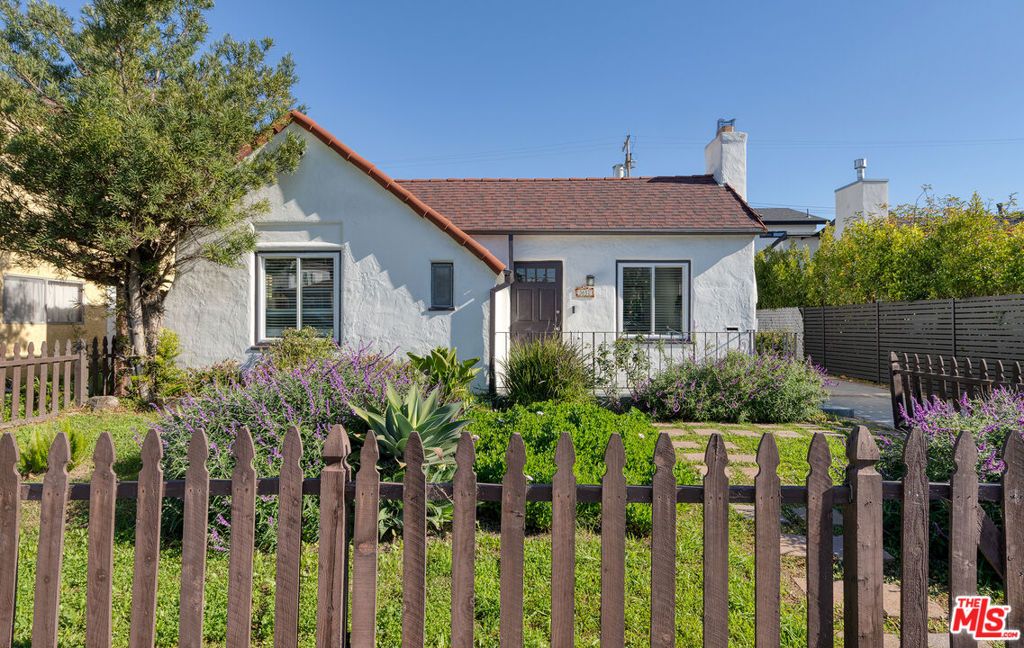 Photo of 3652 Kelton Avenue, Los Angeles, CA 90034 (MLS # 26640523)