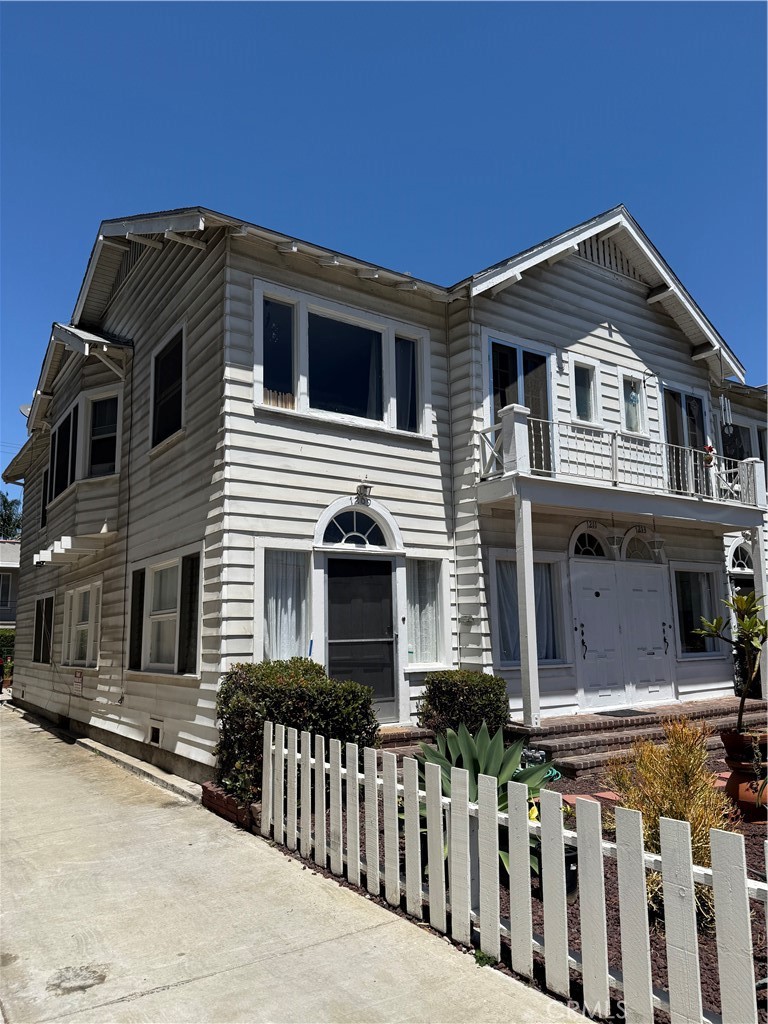1209 E 1st Street