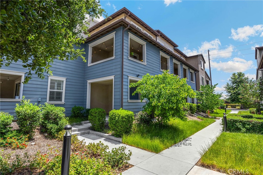 Super sharp end-unit townhome in the highly sought-after Meadow Park Community! This 2-bedroom, 2.5-bath home also features a versatile flex/den room that can easily be converted into a 3rd bedroom. Enjoy modern living with high ceilings, an open living room that flows into a bright kitchen with a breakfast bar counter, stainless steel appliances, and wood-look tile flooring. Natural light fills the space throughout.
Step out onto the expansive wraparound covered balcony, perfect for relaxing and taking in stunning mountain views. Upstairs, you'll find a spacious secondary bedroom with an en-suite full bath, and a primary suite featuring dual vanities and a walk-in shower. The two-car tandem garage includes built-in storage racks and a tankless water heater.
Community amenities include a sparkling pool, BBQ area, park, and scenic walking paths. Conveniently located near the 210 freeway for easy commuting! This home is a rare find with its prime location, excellent schools, and move-in-ready condition. Don't miss the opportunity to make it your own!