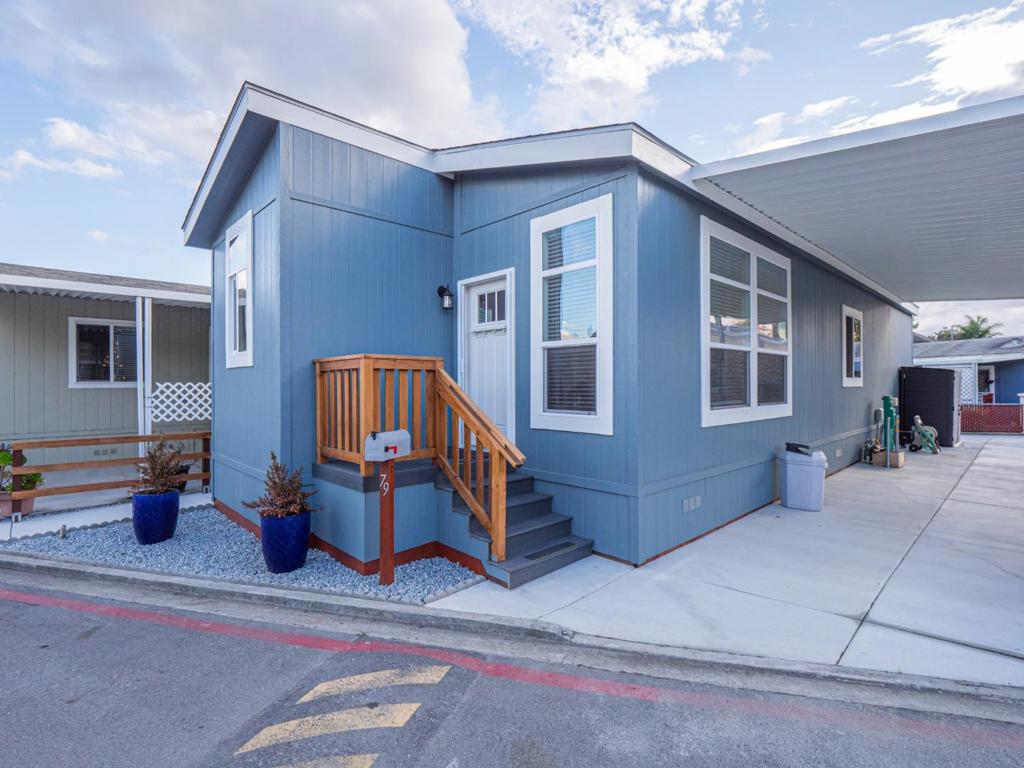 Stop-the-car beautiful. Newest unit in park. All the modern features. Most park units are 15-40 years old, so this is chance to get a new affordable place close to town (approx. 1 mile to Soquel Village, Highway 1, 41st Avenue). Nice colors, flooring, kitchen, laundry area. Open floor plan. Tandem parking with sitting area in back. Don't miss out. EZ commute over Old San Jose Rd. to Summit Rd. Sunny flat park close to everything.