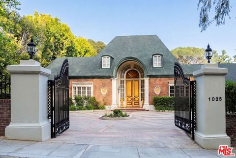Photo of 1025 N Crescent Drive, Beverly Hills, CA 90210 (MLS # 26672669)