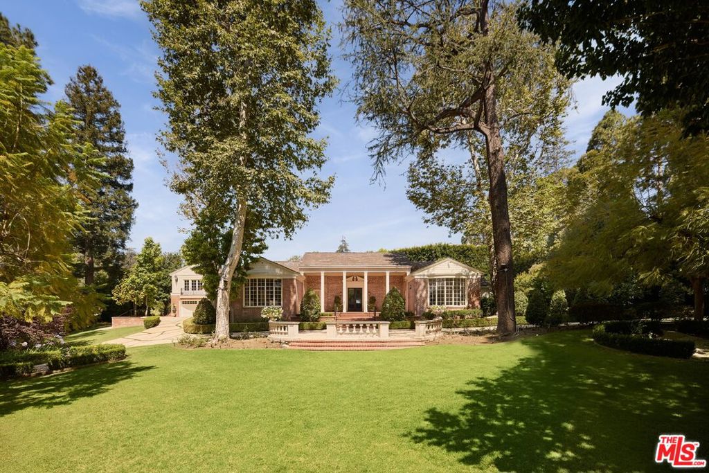 Photo 1 of 26 — 1001 N Crescent Drive, Beverly Hills, CA 90210