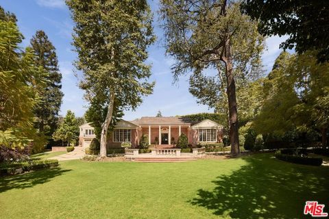 Photo of 1001 N Crescent Drive, Beverly Hills, CA 90210 (MLS # 26852569)