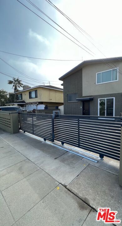 608 W Hillcrest Boulevard
