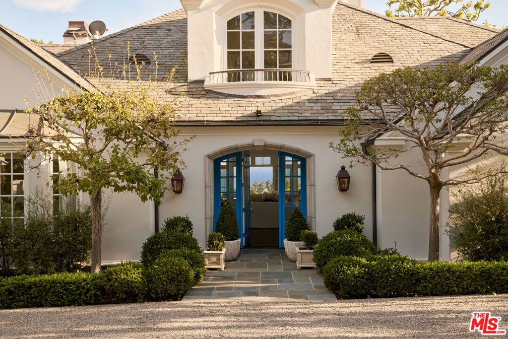 Photo of 541 Paseo Miramar, Pacific Palisades, CA 90272 (MLS # 26651273)