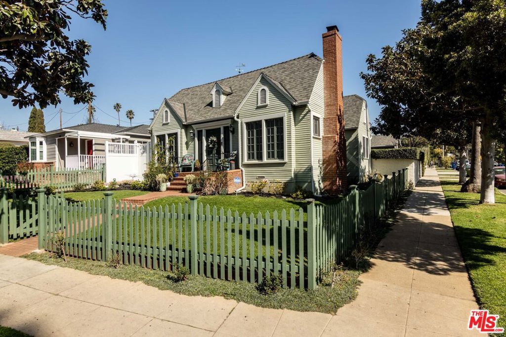 Photo of 880 WELLESLEY Avenue, Los Angeles, CA 90049 (MLS # 25504765)