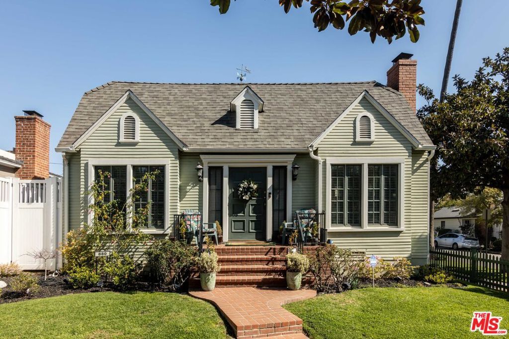 Photo of 880 WELLESLEY Avenue, Los Angeles, CA 90049 (MLS # 25504765)