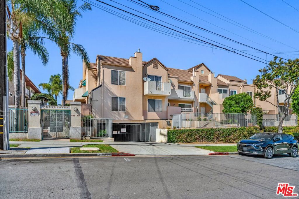 Beautiful 2 bedroom 2 bath fully-furnished condo for lease in the City of inglewood. Within walking distance to the Forum, Sofi Stadium and Intuit Dome. Everything has been updated in the unit, including new wood flooring, remodeled bathrooms, closets, and bedrooms, remodeled kitchen including appliances. Stackable washer and dryer in unit. Conveniently near the 105/405 freeway. A beautiful place to call home.
