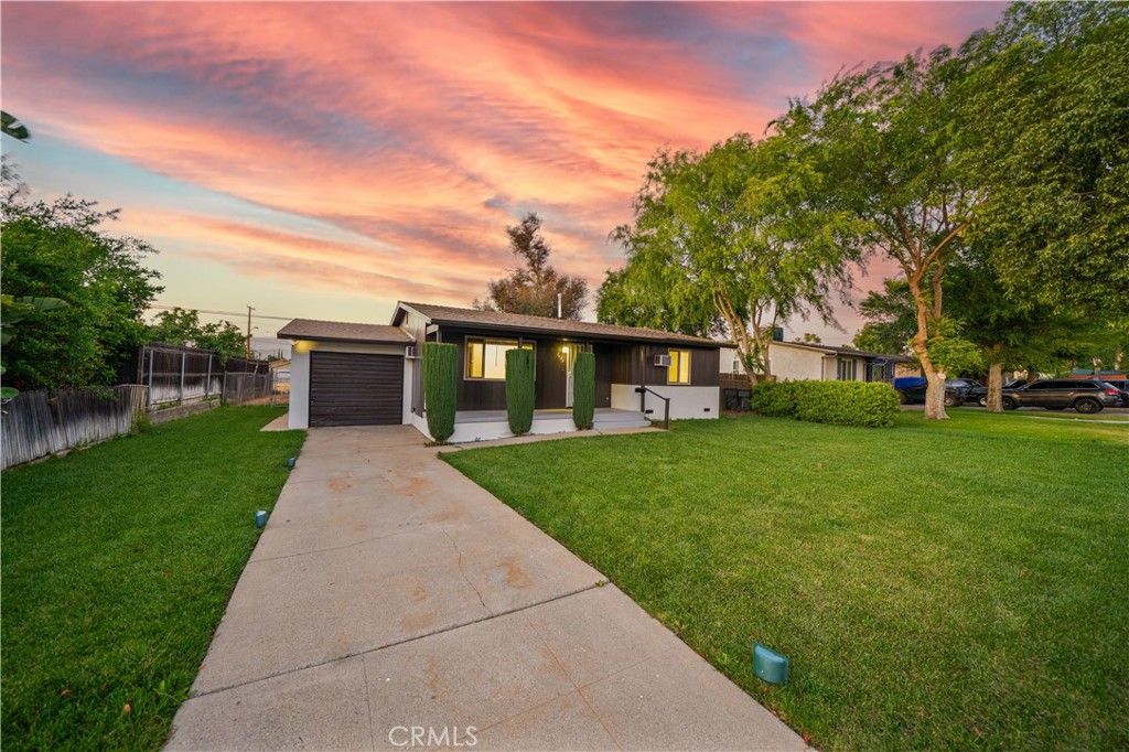 Photo of 2493 Vasquez Pl, Riverside, CA 92507 (MLS # CV26082566)